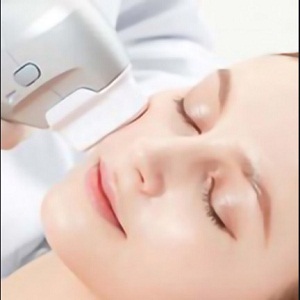 Dermatologist or Aesthetician: Whom should you consult?